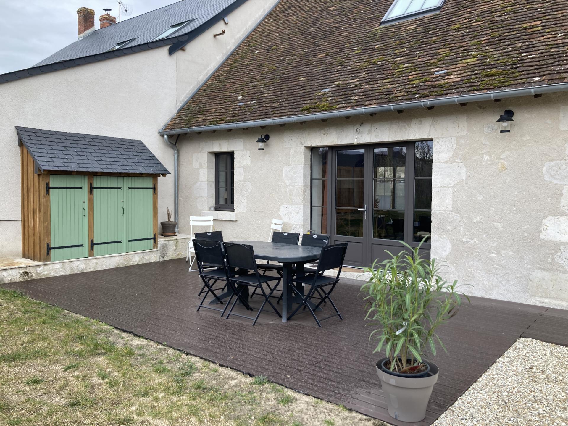 Côté cour - terrasse et bûcher
